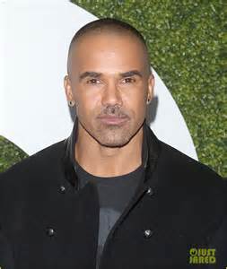 Fan tells Shemar Moore to admit that he’s gay.. he replies lol